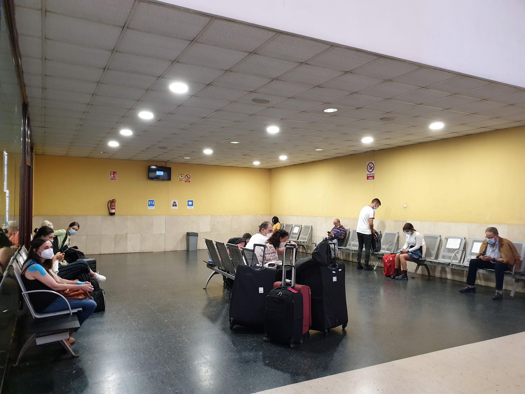 Interior de la estación de buses de la avenida de Madrid, con viajeros y locales cerrados.  Marta G. Brea (8).jpg