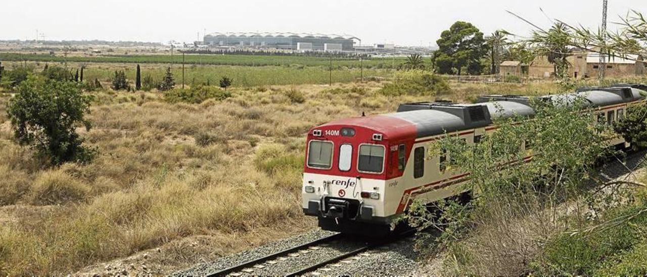 El tren de cercanías Alicante-Elche pasa a 800 metros de la terminal, como se ve al fondo.