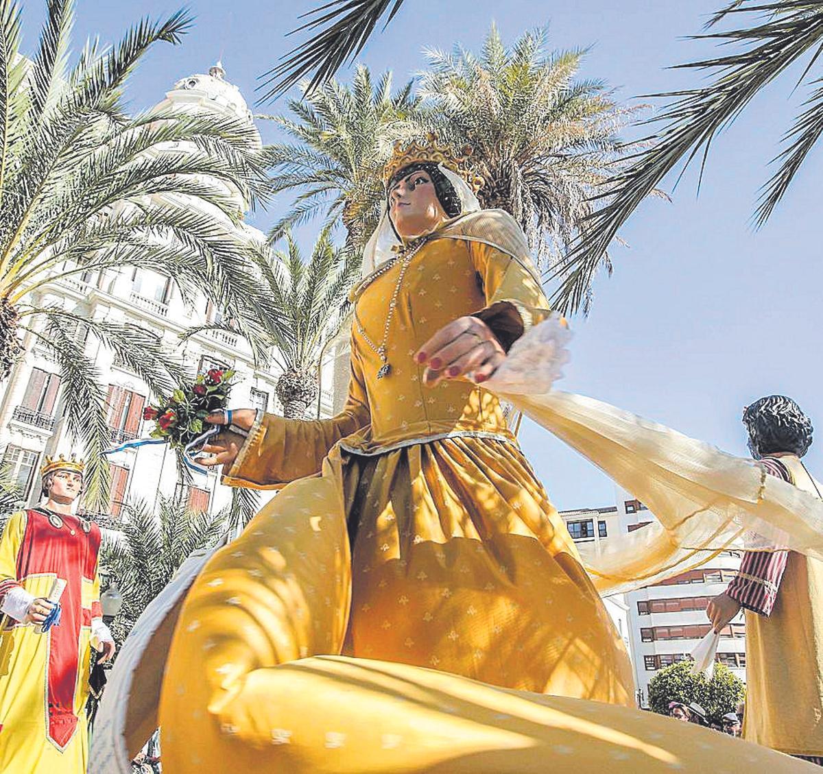Desfile de Nanos y Gegants por la Explanada de Alicante.