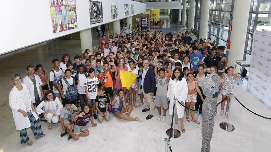 Foto de familia de los alumnos de Na Penyal en el hospital de Son Espases.