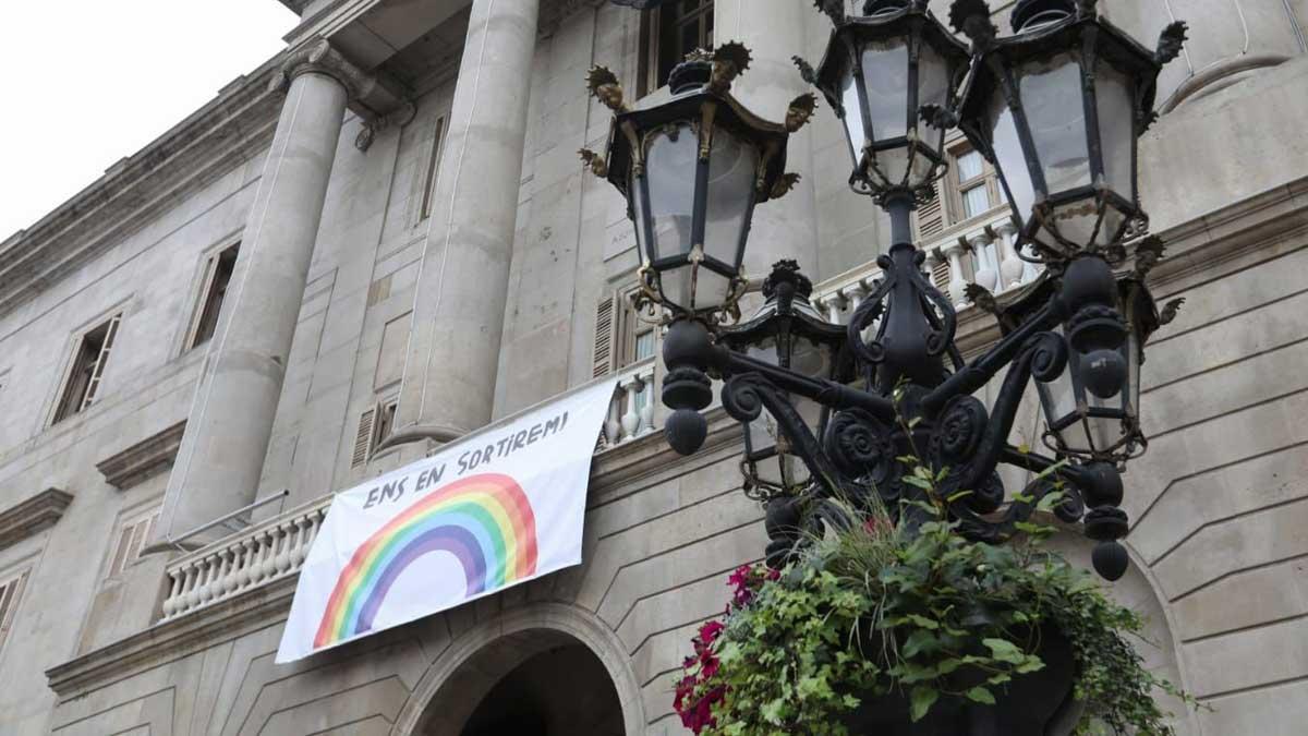 El Ayuntamiento de Barcelona cuelga una pancarta de ánimo ante el coronavirus