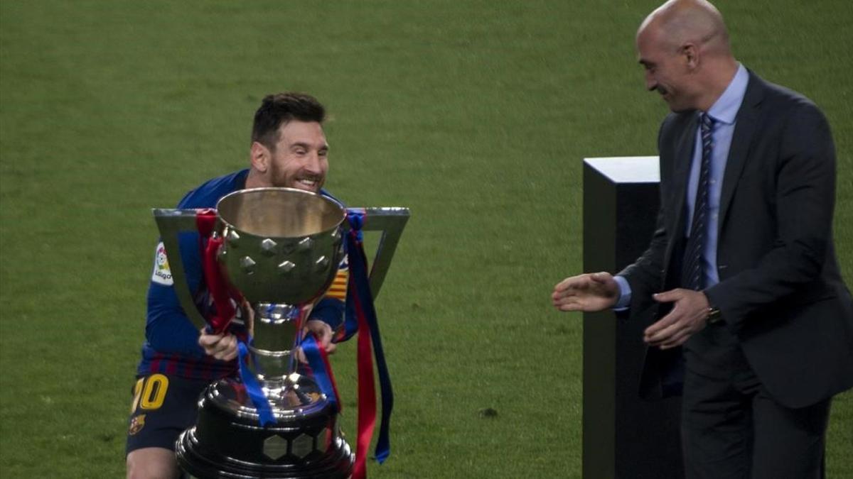 Messi levanta el trofeo de la Liga entregado or Luis Rubiales, presidente de la RFEF.
