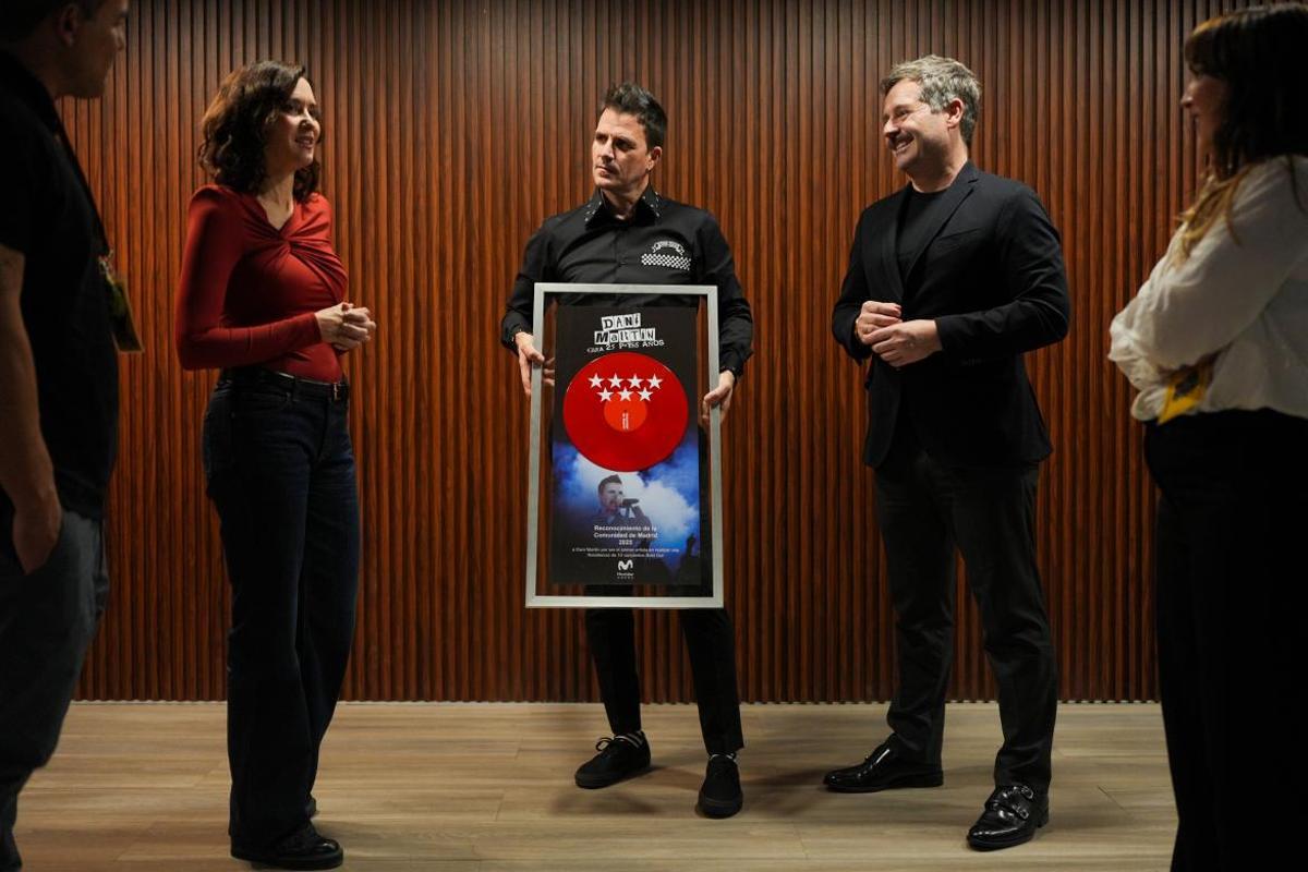 Díaz Ayuso entrega un reconocimiento al cantante Dani Martín.