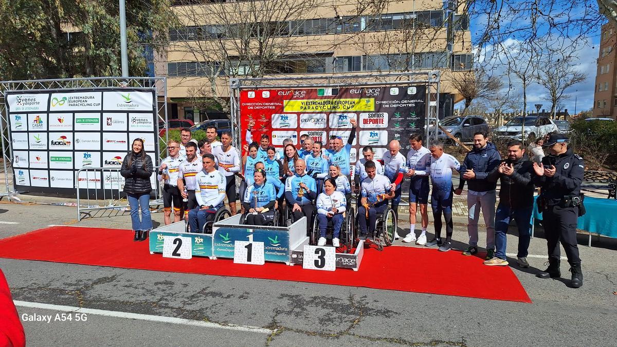 Podio por equipos de la VI Extremadura European Paracyling Cup.