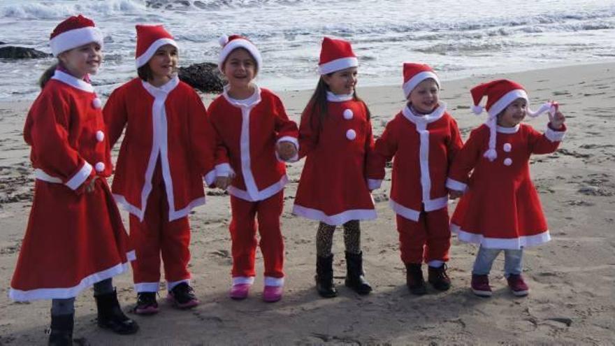 Pequeños Papá Noeles en la playa de Cala Millor