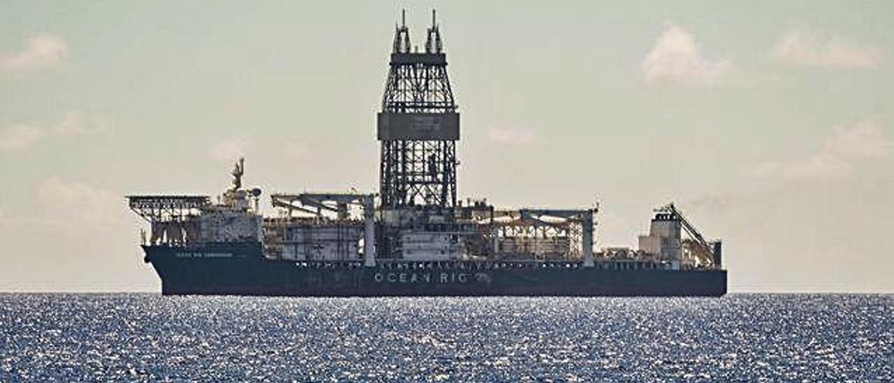 El &#039;Ocean Rig Corcovado&#039;, fondeado en la bahía capitalina frente a San Cristóbal.