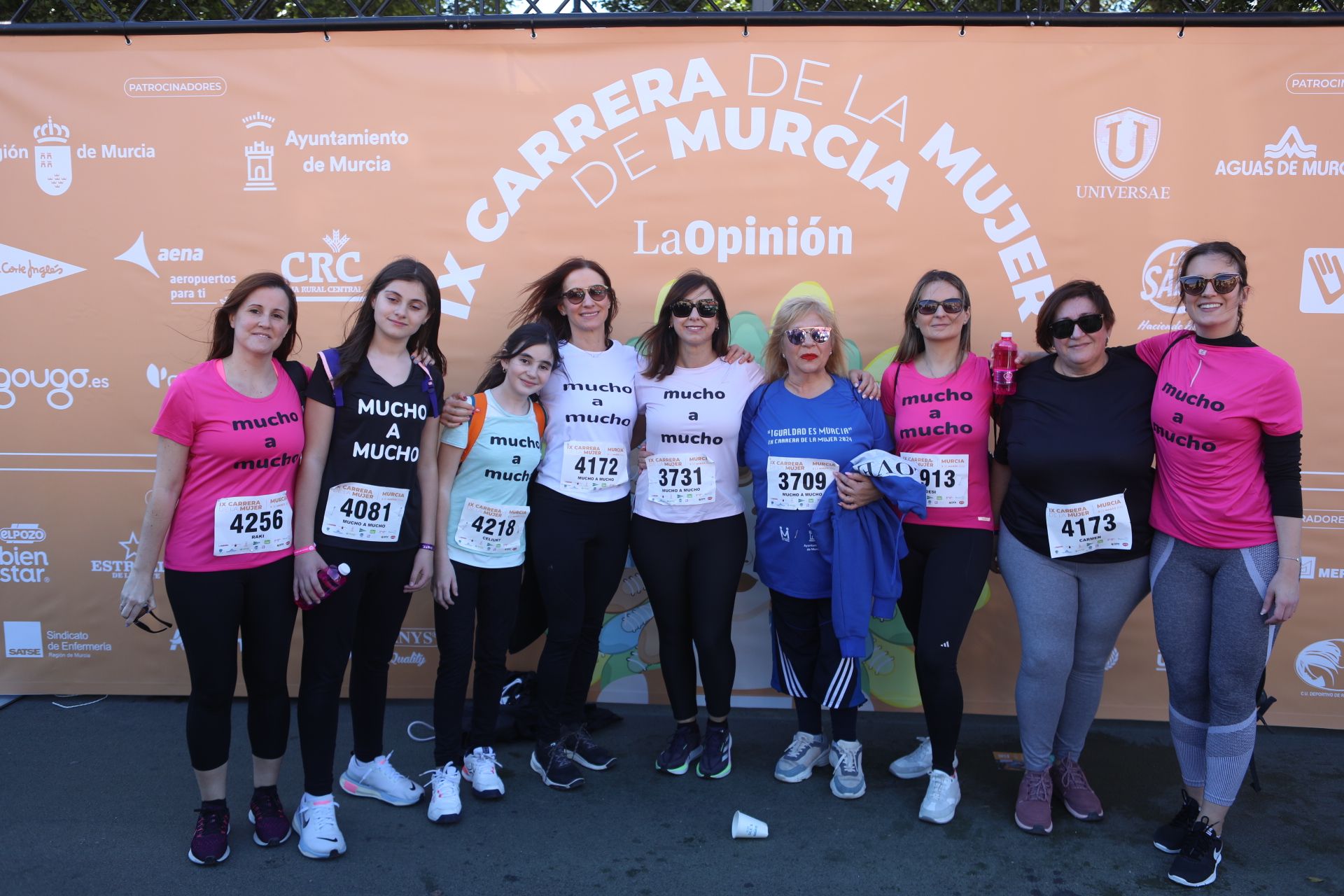 Las participantes posan en el photocall tras finalizar la Carrera de la mujer de Murcia