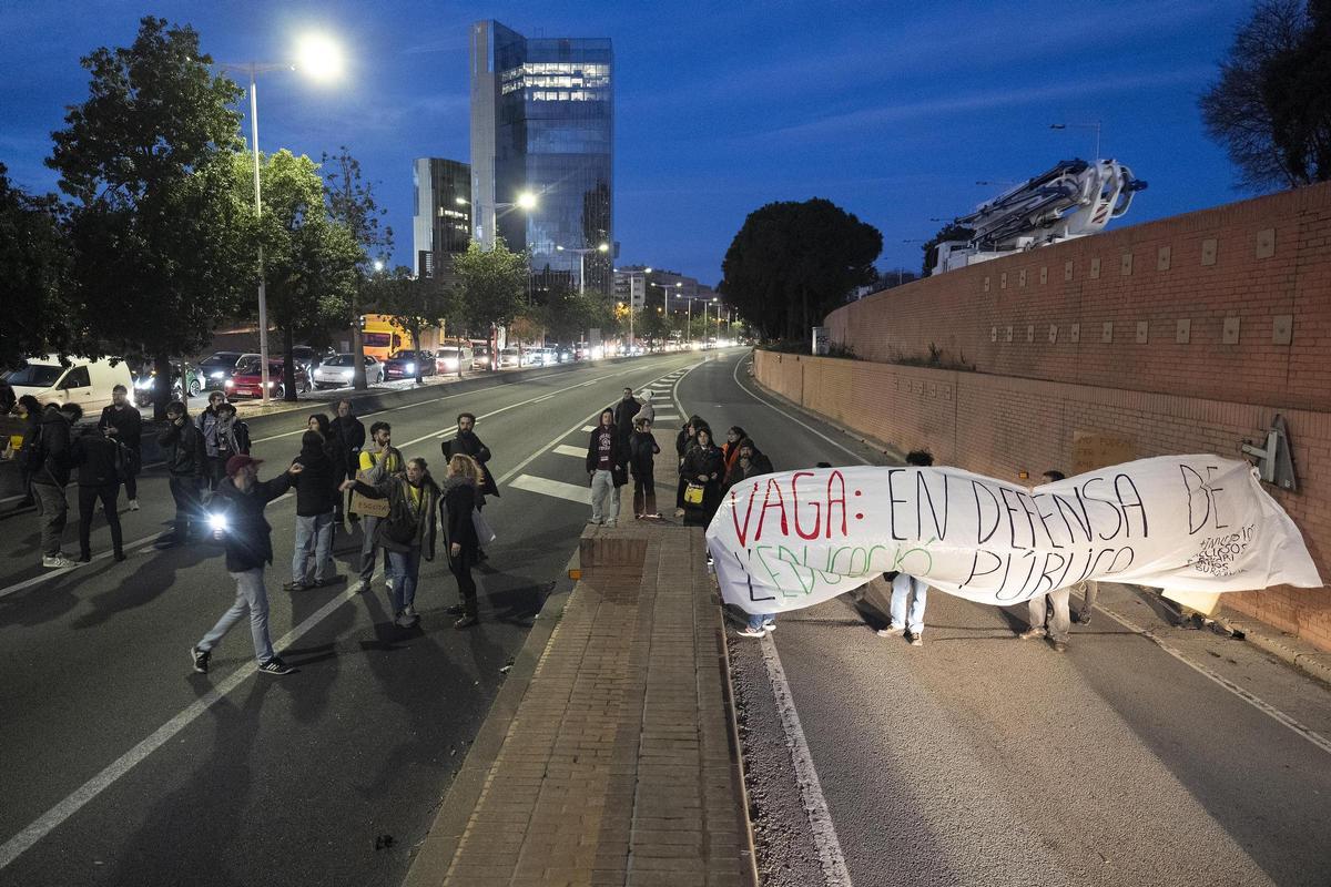 Los profesores cortan la ronda litoral en la jornada de huelga de docentes Los profesores cortan la ronda litoral en la jornada de huelga de docentes