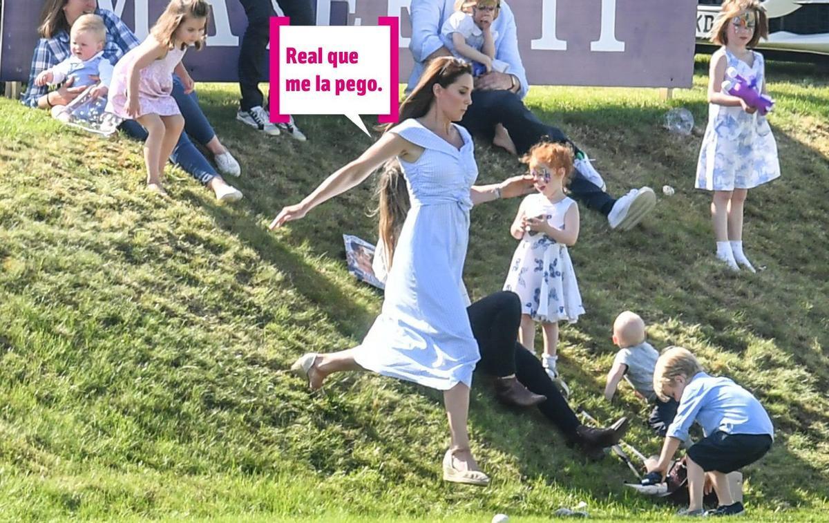 Kate Middleton bajando la ladera