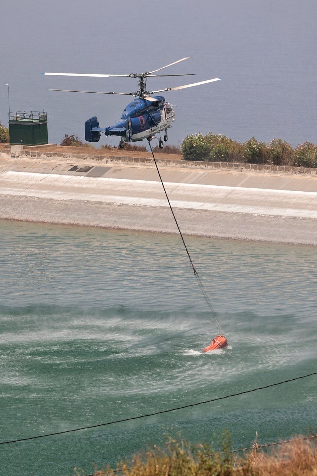Recarga del helicóptero que lucha contra el incendio de Tenerife en una balsa de Los Realejos