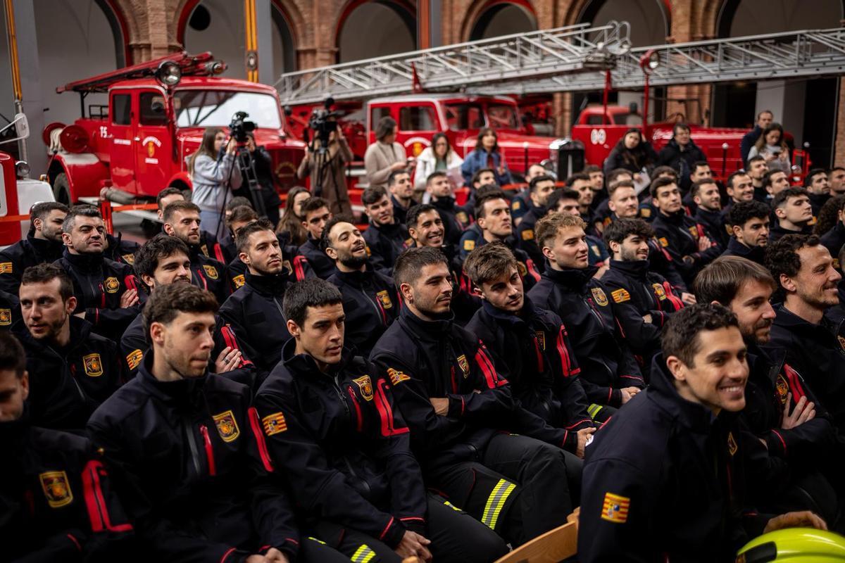 Los bomberos que entrarán a formar parte del cuerpo, este lunes en el Museo del Fuego.