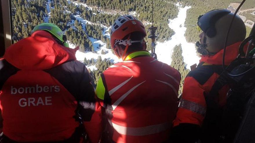 Bombers de la Generalitat durant un rescat