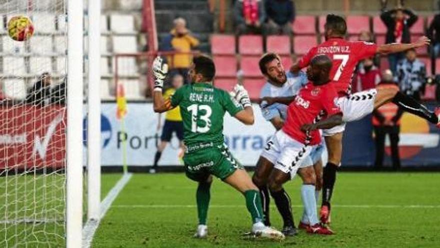 Iago Bouzón va batre René amb aquesta rematada per marcar l&#039;1-0 ahir a Tarragona.