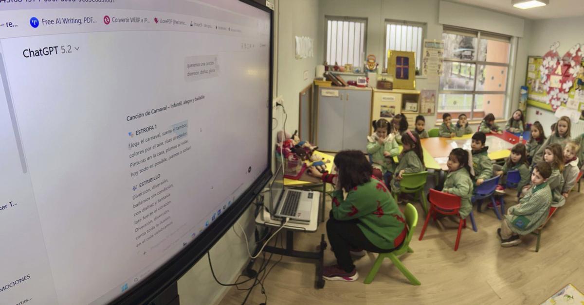 Escolinos del Gloria Fuertes usando la intelixencia artificial pa crear un cantar. | JUAN PLAZA