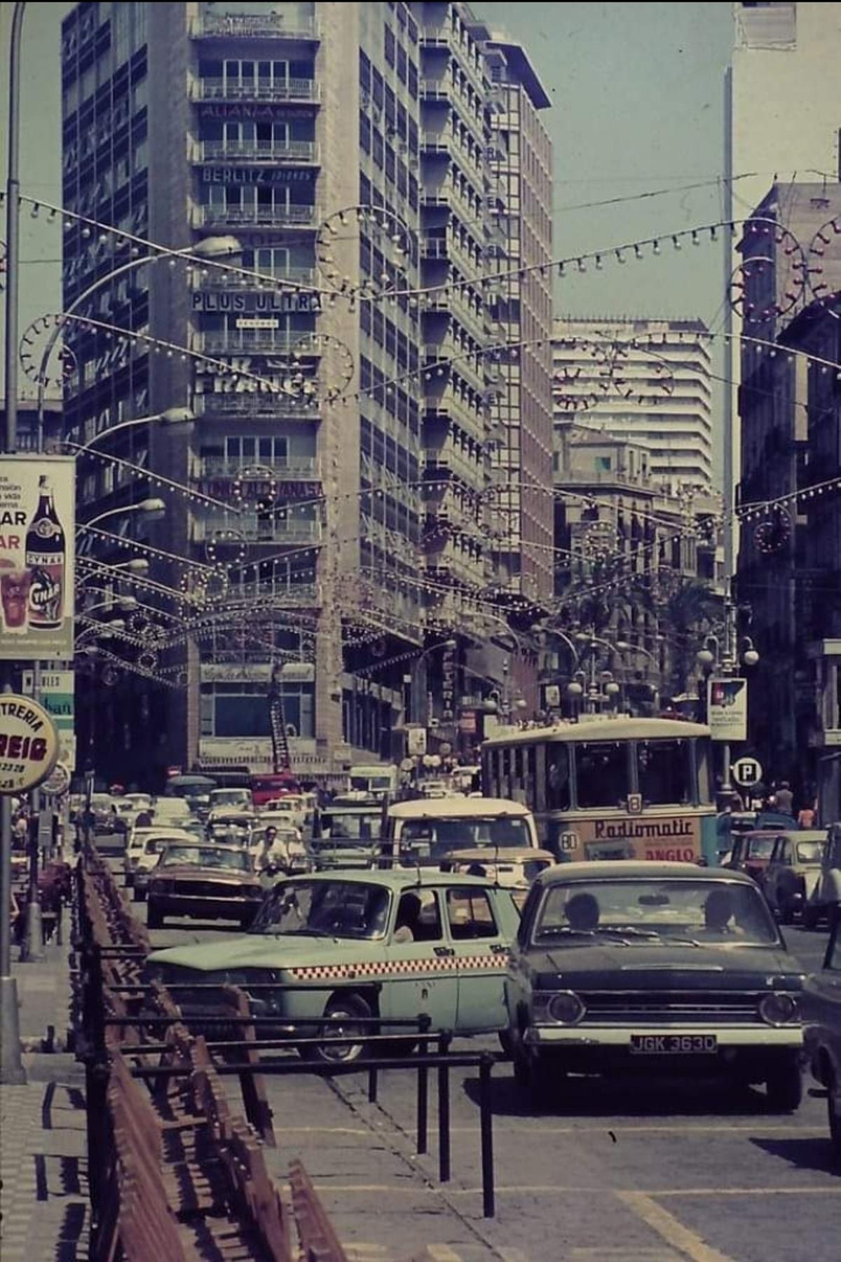 Microtaxi Renault 8 en La Rambla. Años 70.