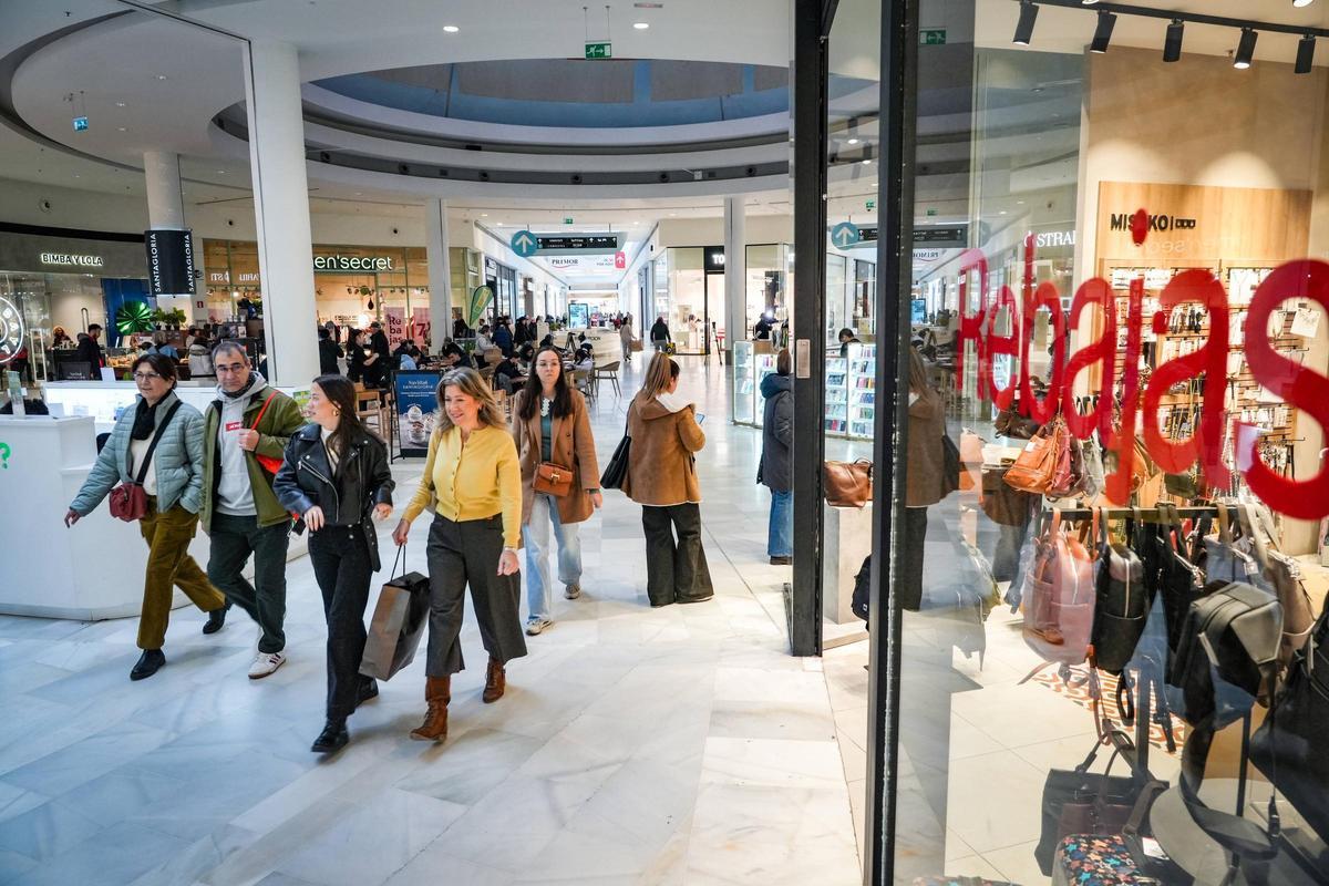 FOTOGALERÍA | Primer día de rebajas en Badajoz: colas, cambios y menos afluencia que otros años