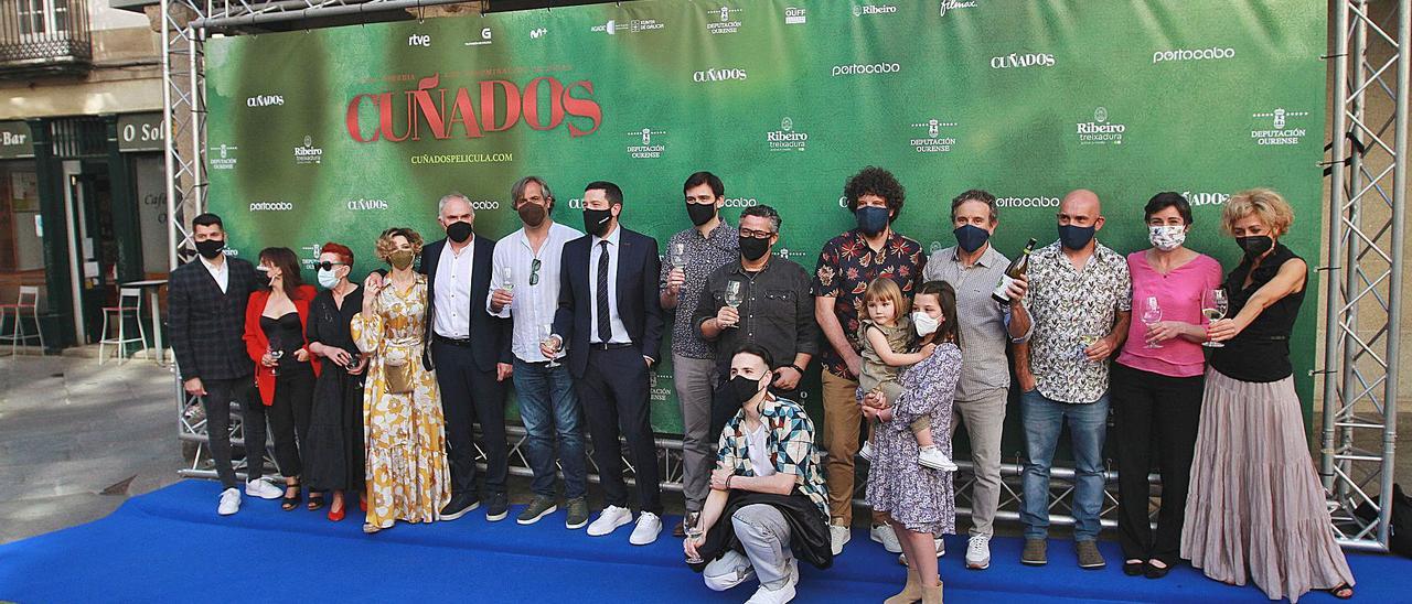 Todo el equipo actoral y técnico de “Cuñados” ayer en el “photocall”  de Praza do Ferro de Ourense. |   // IÑAKI OSORIO