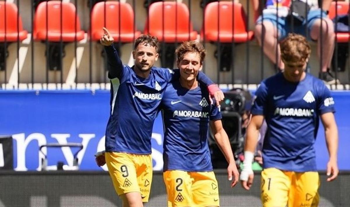 Manu Nieto celebra con Petxarromán un gol con el Andorra.
