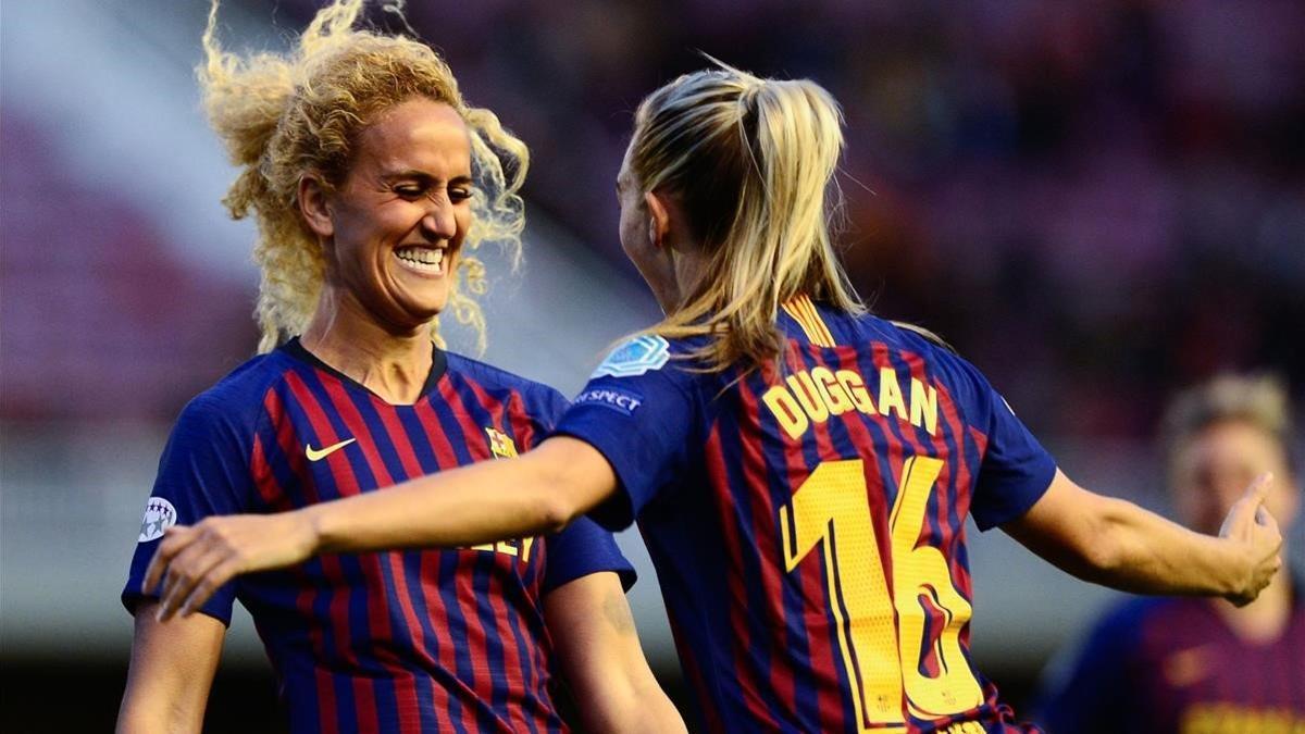 Toni Duggan recibe la felicitación de Hamraoui.