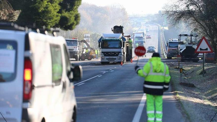 Los trabajos se realizaron ayer por la mañana y a primera hora de la tarde en el margen silledense del puente que atraviesa el río Deza, en Taboada, y provocaron pequeñas retenciones de tráfico. // Bernabé