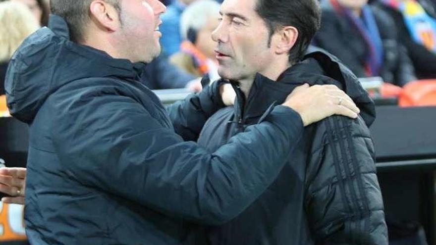 José Alberto y Marcelino se saludan antes del comienzo del partido de ayer de Mestalla.