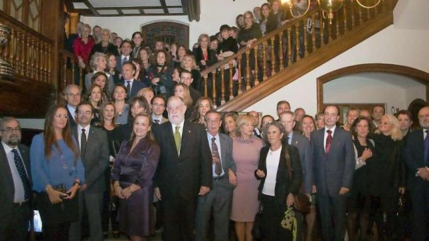 Los asistentes a la fiesta de los procuradores en el Club de Tenis.