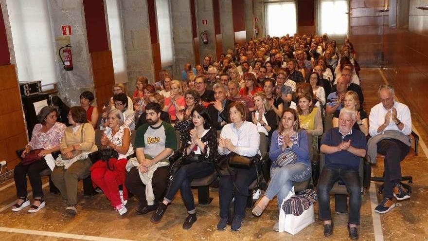 El público que asistió ayer al Club FARO, en el Auditorio Municipal do Areal. // Ricardo Grobas