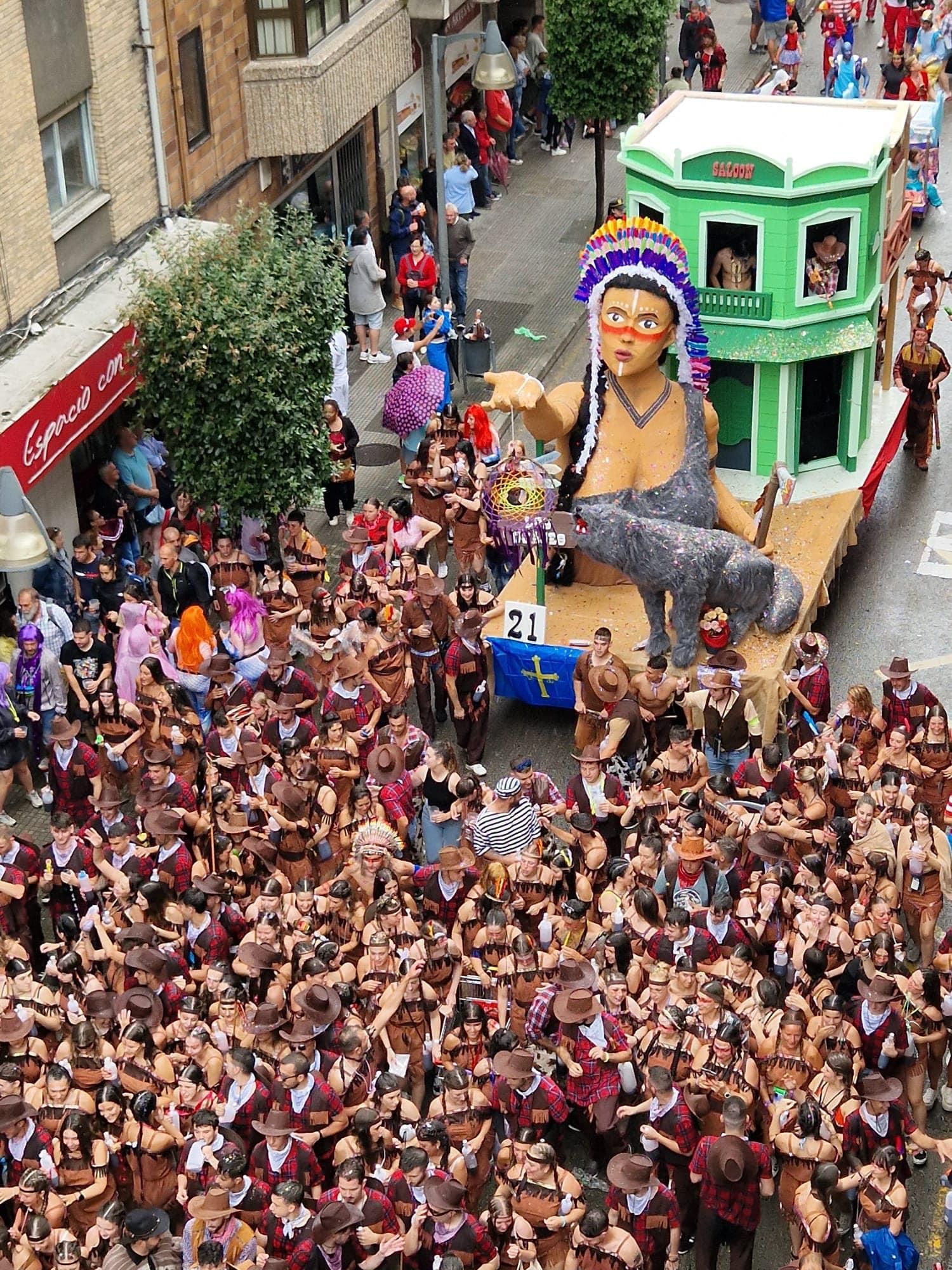 Así está siendo el Descenso Folklórico del Nalón, con 7.000 navegantes