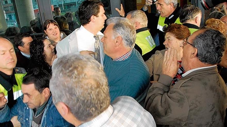 El teniente alcalde Víctor Pastoriza entró en el consistorio gracias a la intervención de la Policía Loca