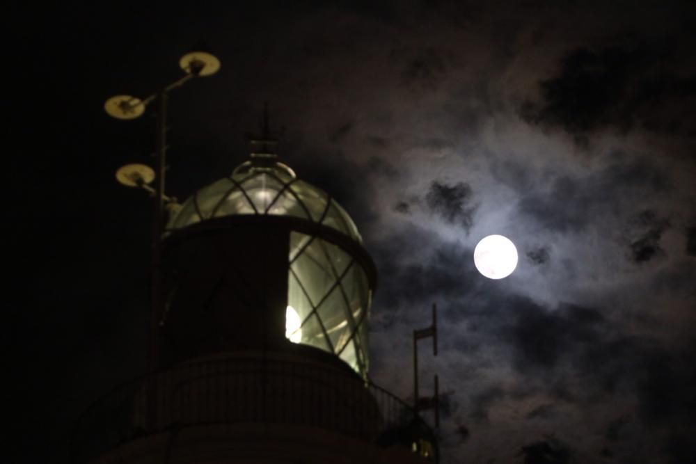 La superluna en Málaga se vio enturbiada por los cielos nubosos de la tarde del lunes.