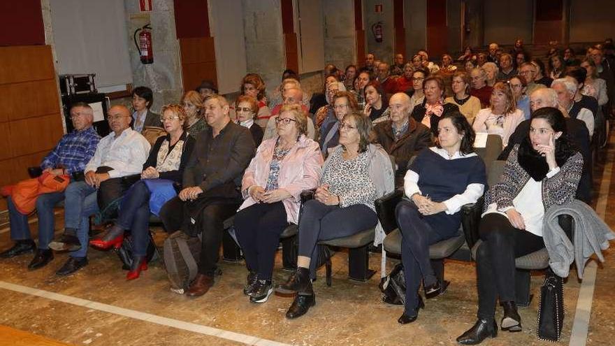 Público asistente ayer al Club FARO en la conferencia sobre &quot;Educar para la paz&quot;, de Nora Rodríguez.