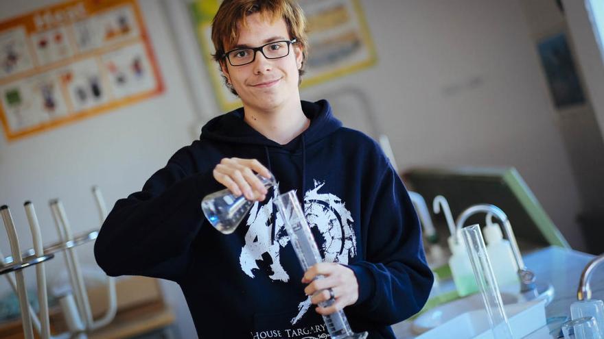 Ignasi Folch, al laboratori de l&#039;Institut Olivar Gran.