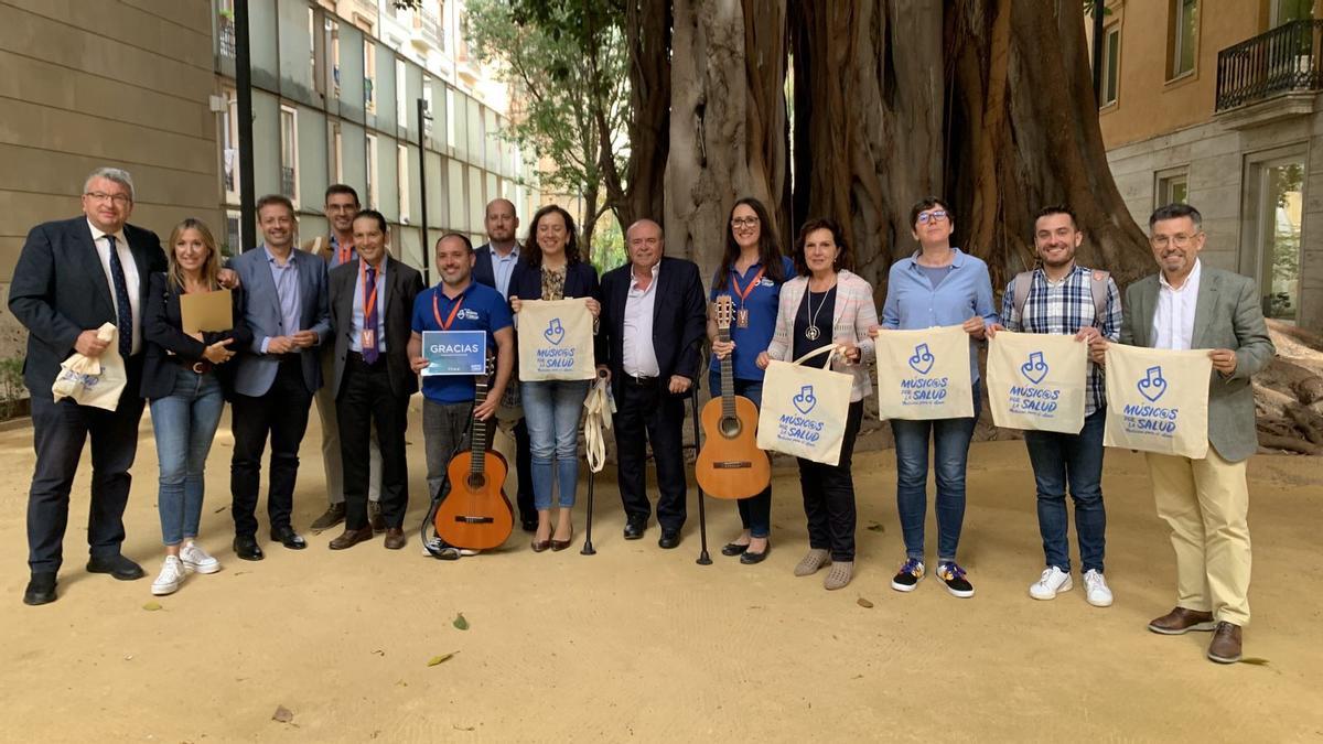 Músicos por la Salud con representantes de las Corts Valencianes.