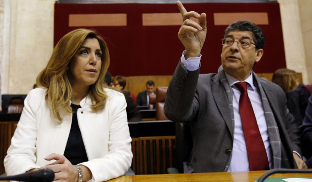 Susana Díaz junto al vicepresidente Diego Valderas este lunes en el Parlamento de Andalucía en Sevilla