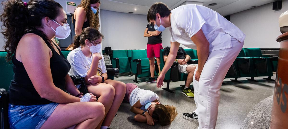 Enfermeros de Vithas enseñando maniobras RCP.