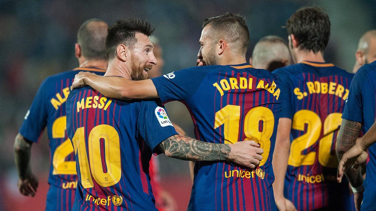 Messi y Alba comparten confidencias tras un gol del Barça