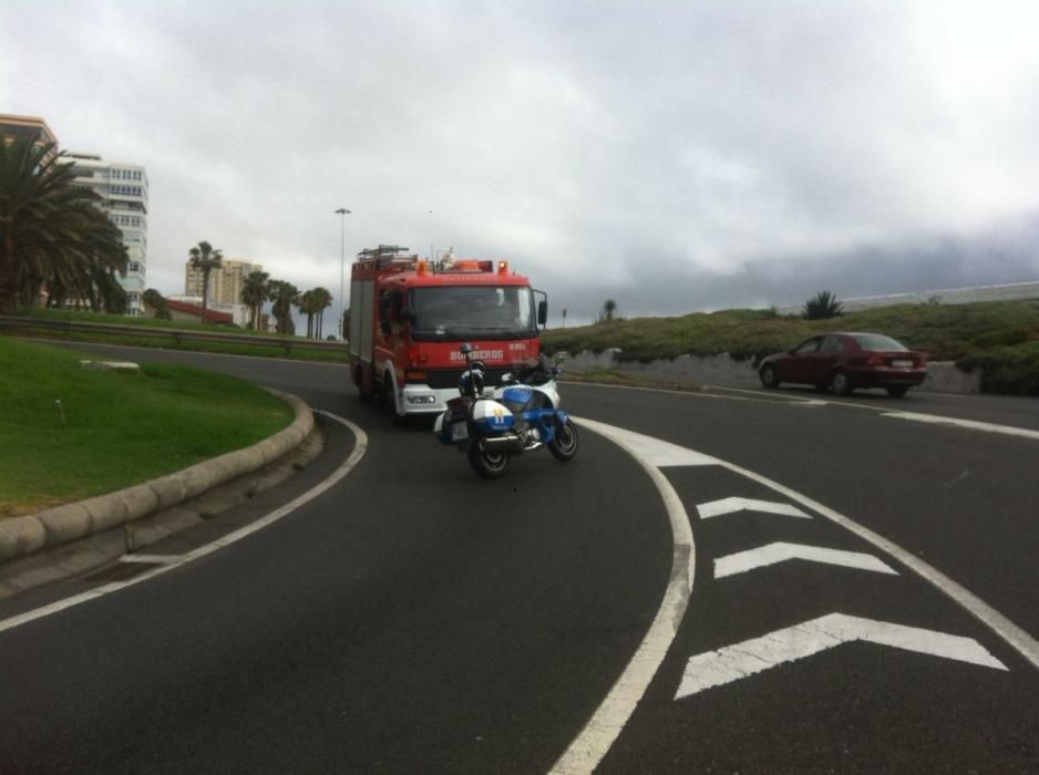 Un furgón choca con el túnel inferior entre el Muelle Las Palmas y la Avenida Marítima