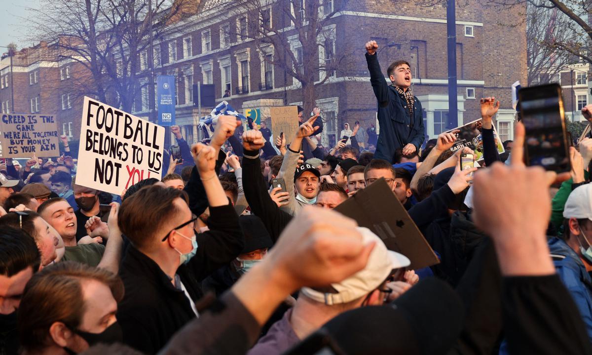Centenares de fans protestan a las afueras del estadio de Stamford Bridge por el proyecto de Superliga