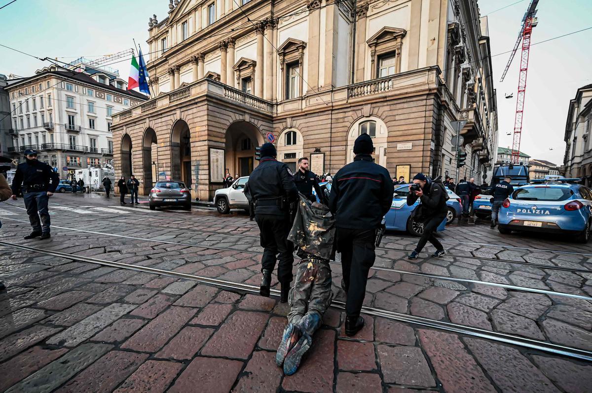 Ecologistas lanzan pintura contra la fachada de La Scala de Milán