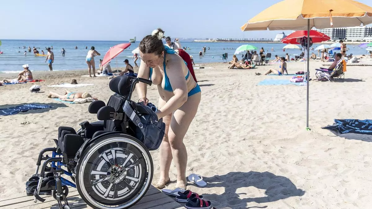 La atención a personas con movilidad reducida: otro servicio que llega tarde a las playas de Alicante