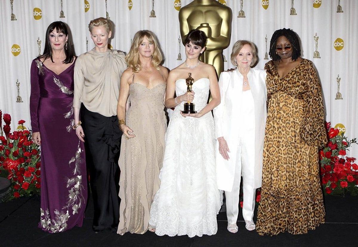La actriz Olympia Dukakis junto a Penelope Cruz en los Oscar 2009