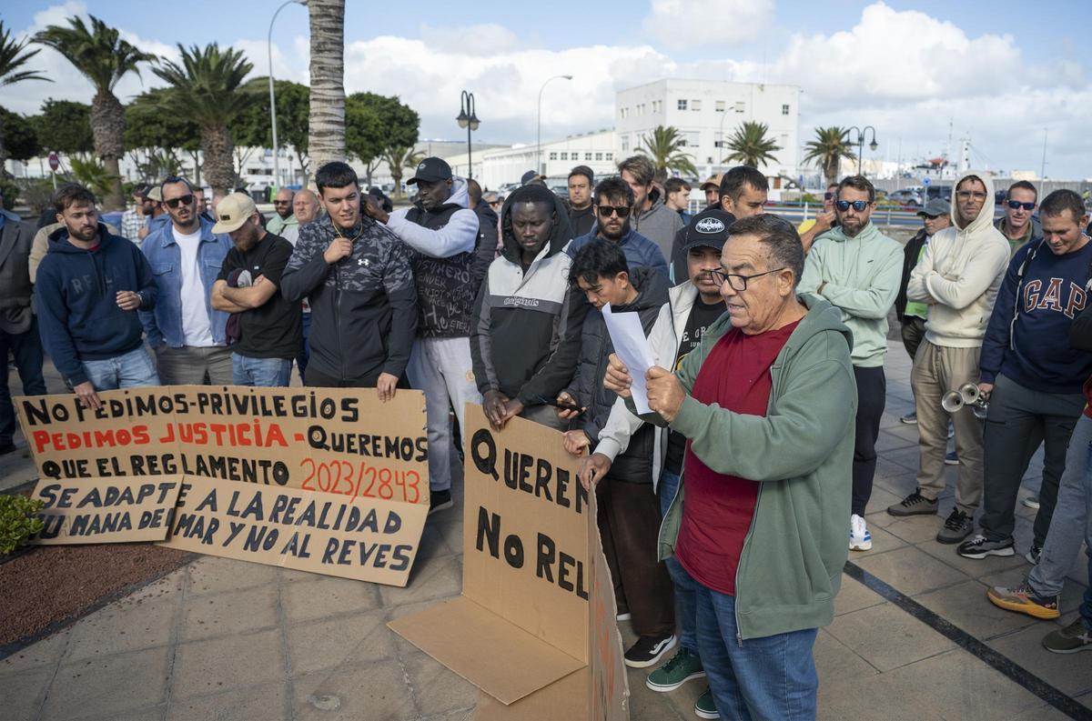 Manifestación de las tres cofradías de pescadores de Lanzarote: San Ginés, Puerto del Carmen y Playa Blanca.