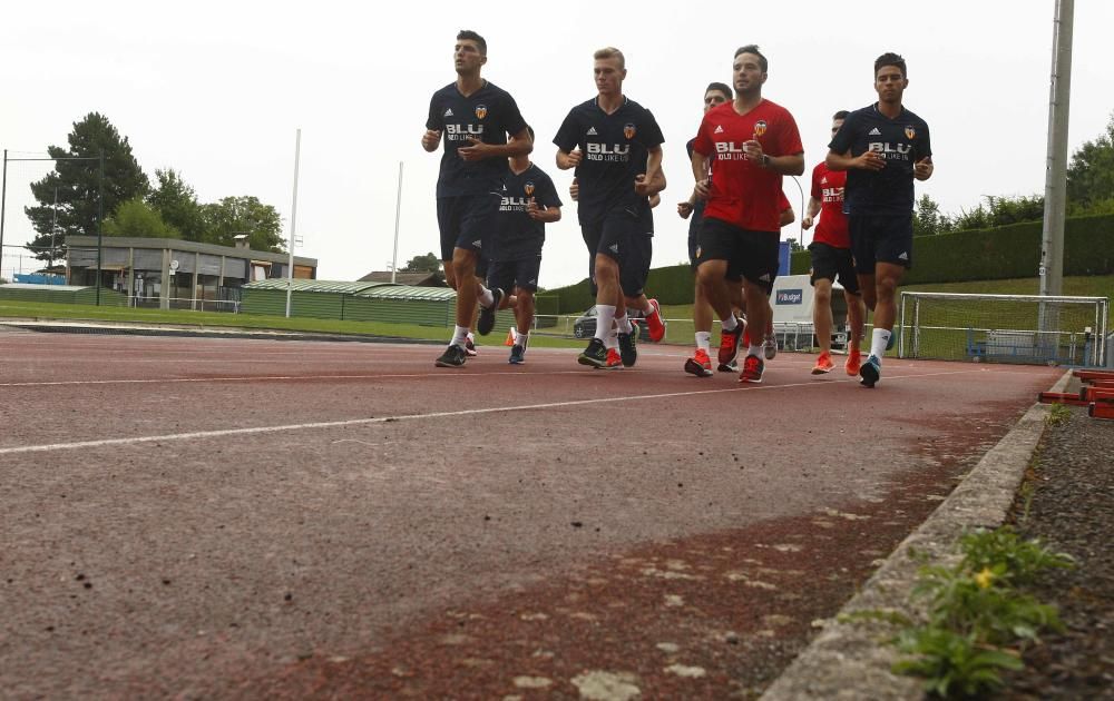 Intenso entrenamiento del Valencia en Évian-les-Bains