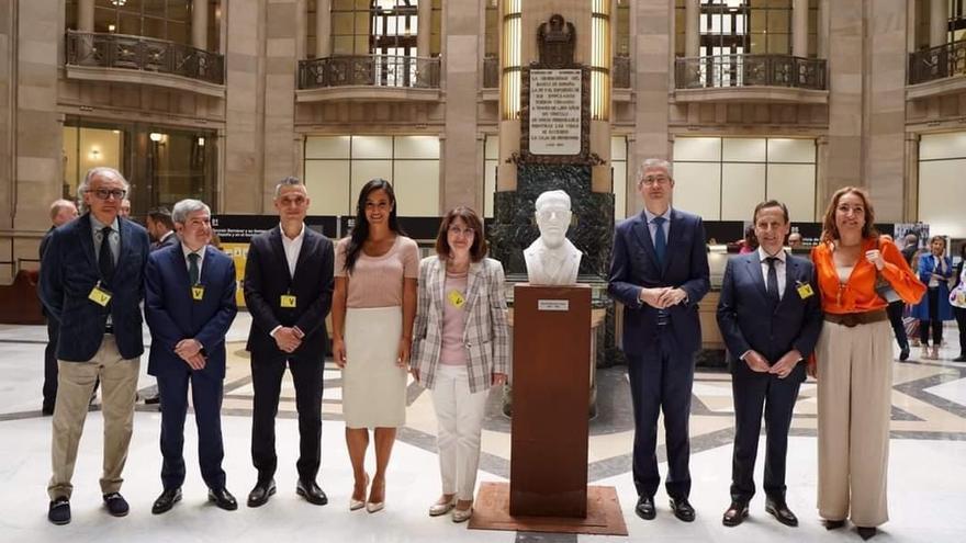 La inauguració de la mostra, amb el bust al centre.