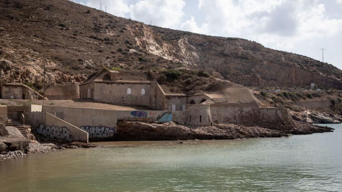 La batería de San Leandro se encuentra entre el muele de la Curra y Cala Cortina.