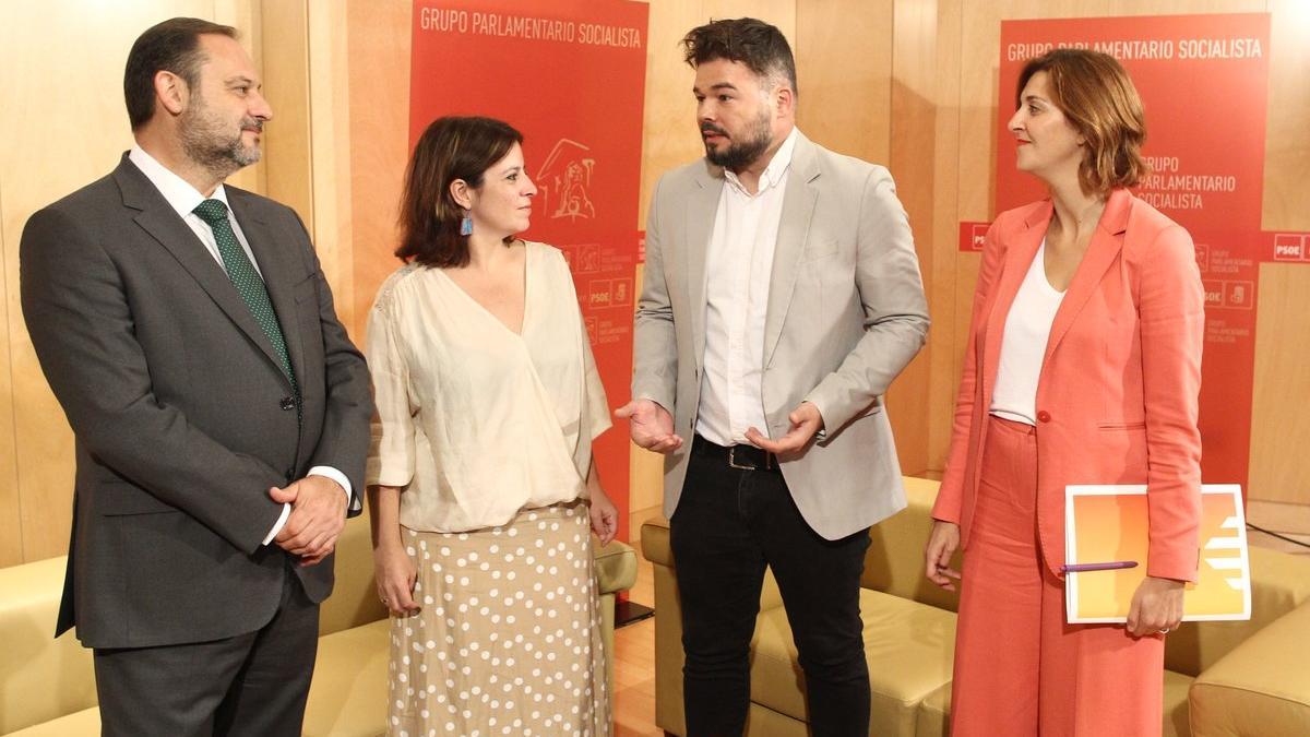 José Luis Ábalos, Adriana Lastra, Gabriel Rufián y Carolina Telechea, durante una reunión en el Congreso.