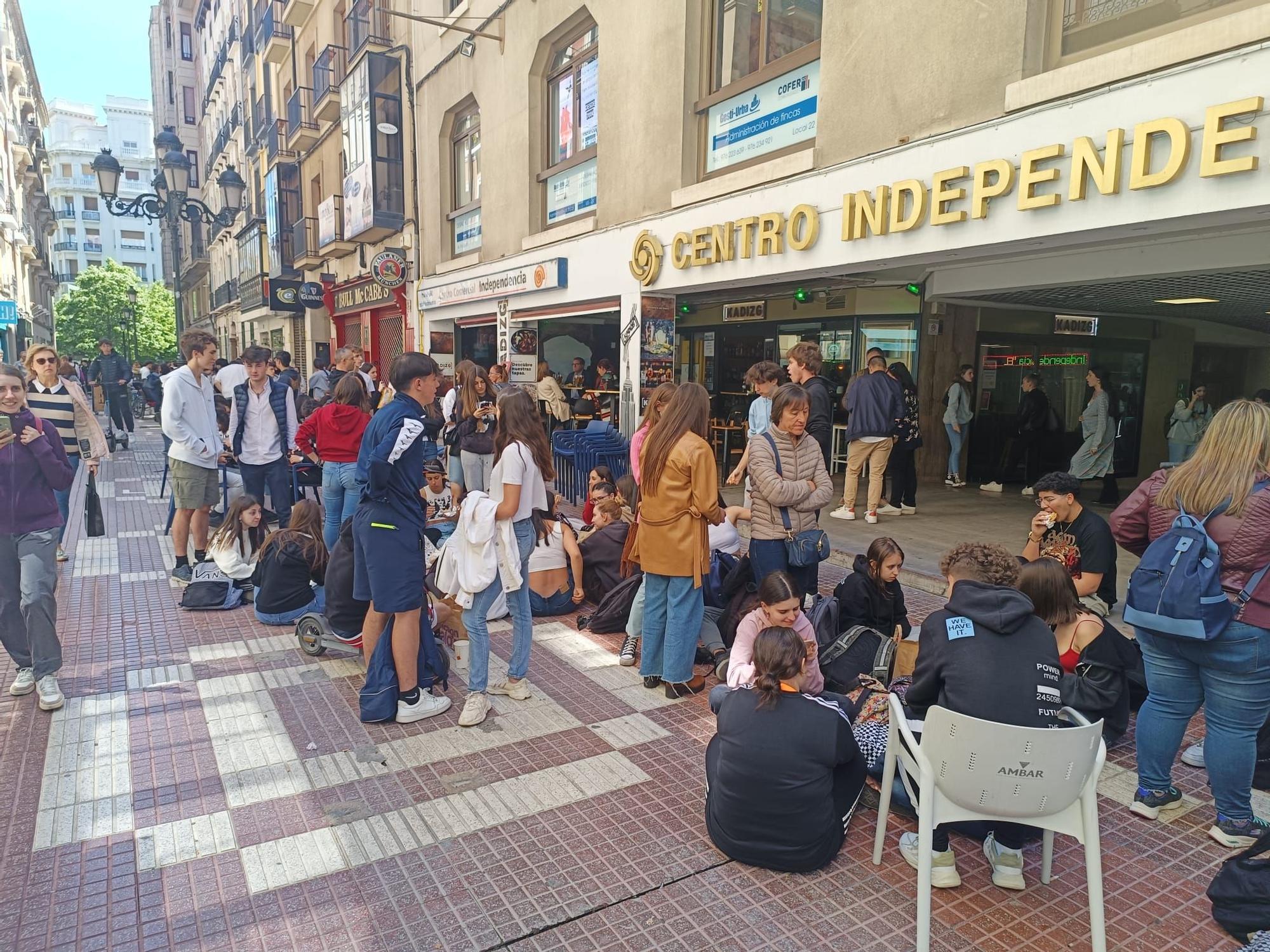 De calle Cádiz a plaza España: miles de jóvenes hacen fila para comprar las entradas de Espacio Zity en Zaragoza