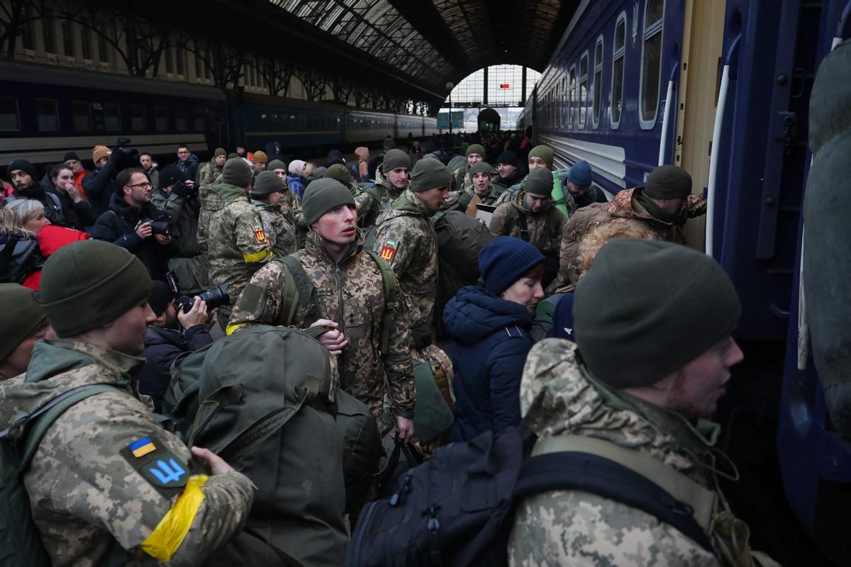 Militares ucranianos subiendo a un tren con dirección a Kiev en la ciudad de Lviv, en el oeste de Ucrania.