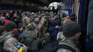 Militares ucranianos subiendo a un tren con dirección a Kiev en la ciudad de Lviv, en el oeste de Ucrania.