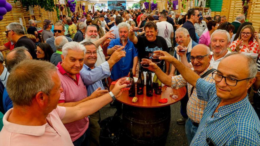 El corazón de la fiesta es la carpa: vinos, pulpo, arte y peñas